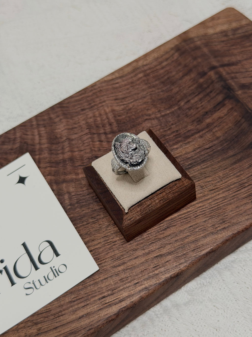 雕刻黑貝母戒指