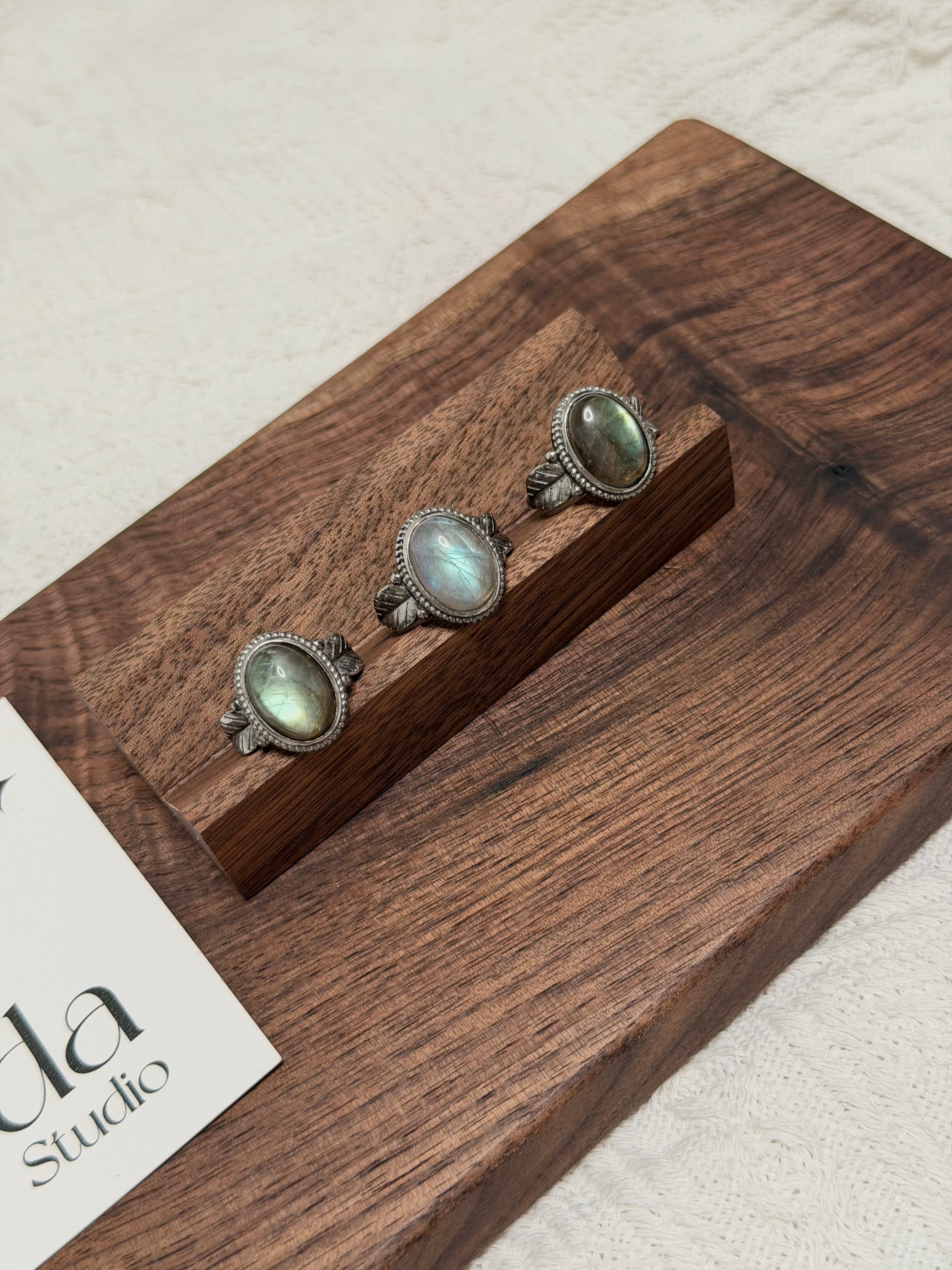 羽毛托灰拉長石戒指