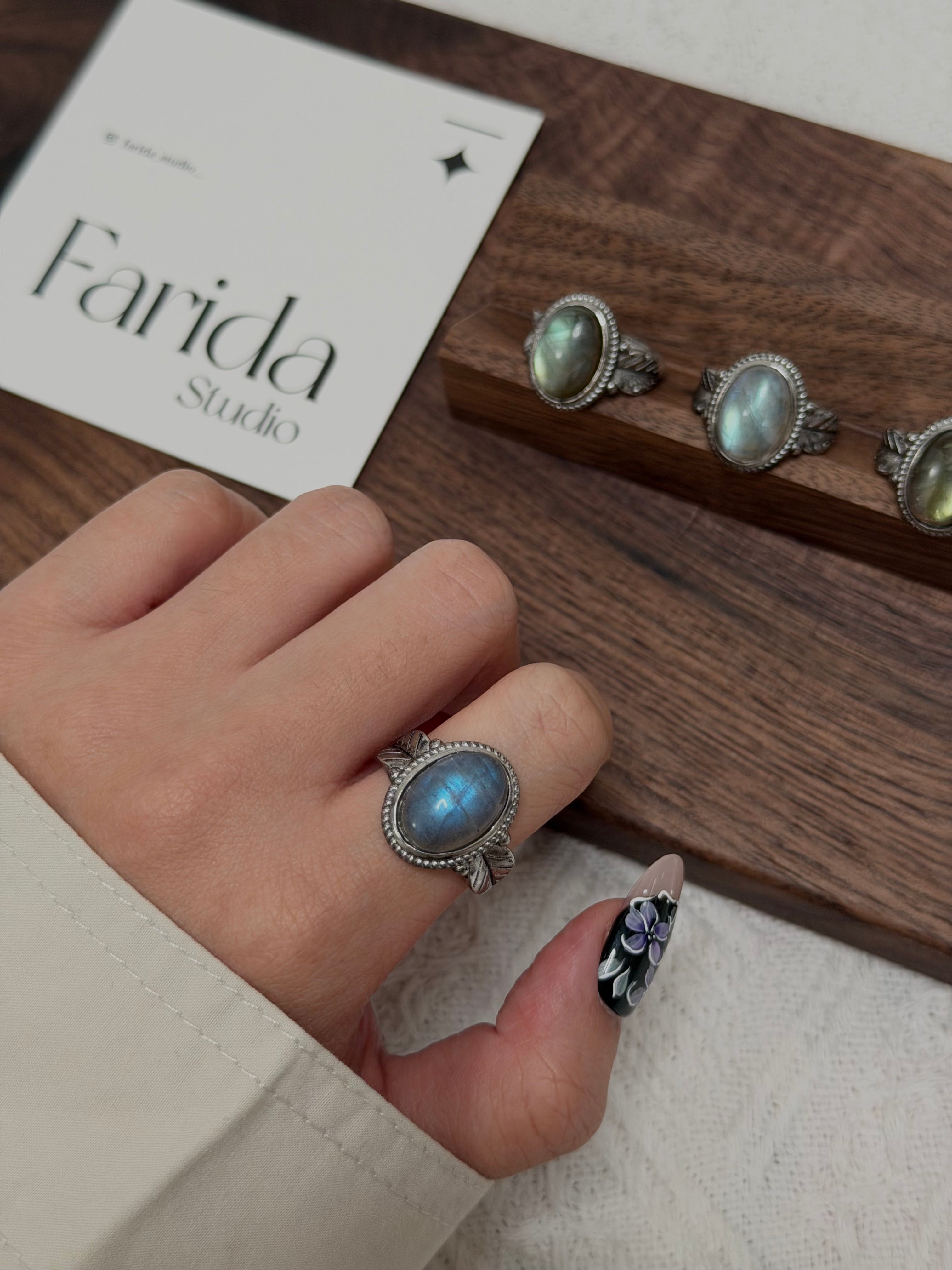 羽毛托灰拉長石戒指